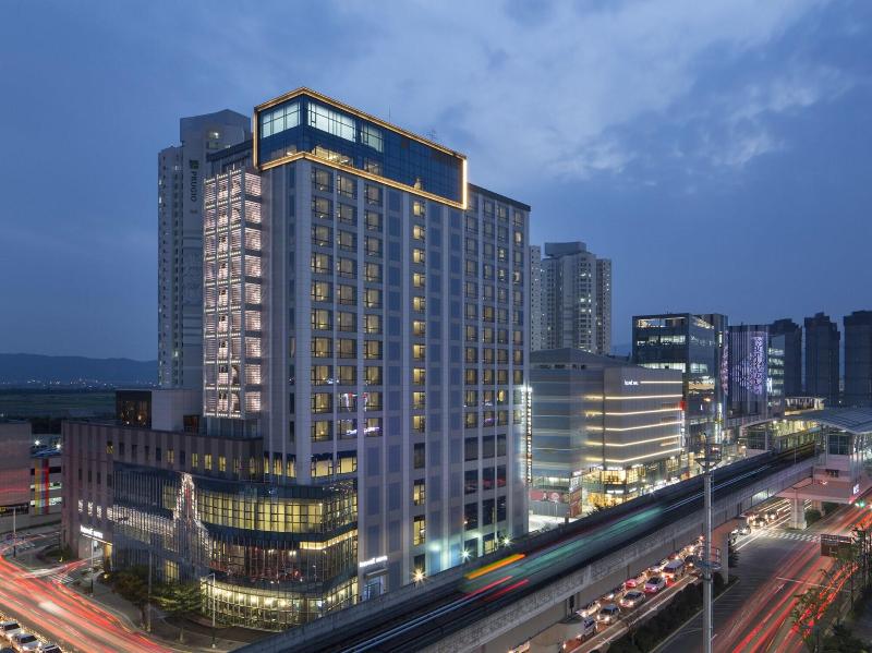 I Square Hotel image