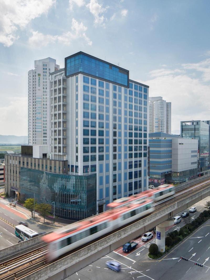 I Square Hotel image