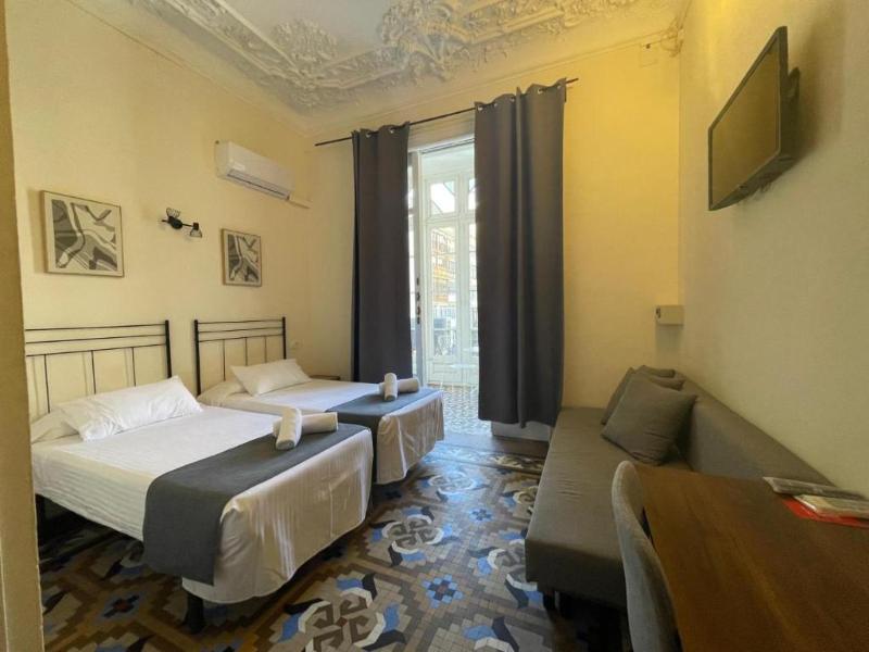 Hostal Balmes Centro image