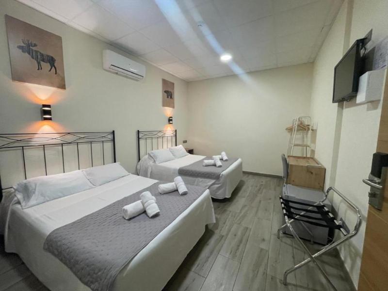 Hostal Balmes Centro image