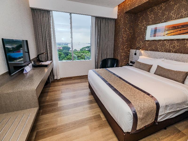 Best Western Plus Maple Leaf image