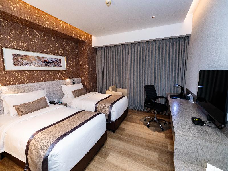 Best Western Plus Maple Leaf image
