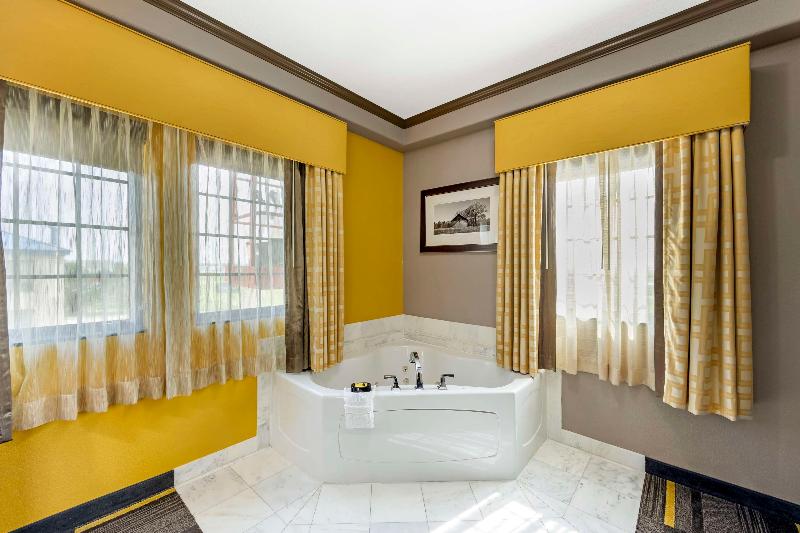 Best Western Plus Emerald Inn & Suites image