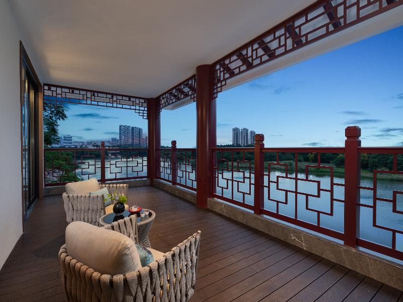 SUITE DELUXE LAKE VIEW