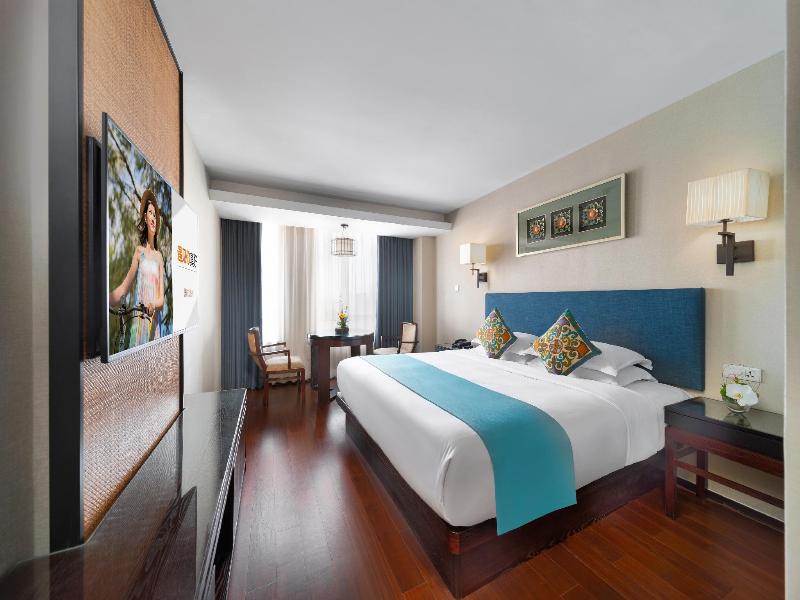 FAMILY ROOM THREE BEDS