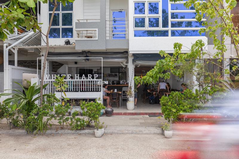The White Harp Beach Hotel image
