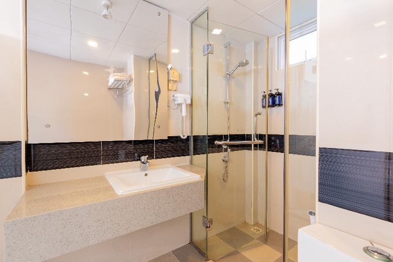 The White Harp Beach Hotel image