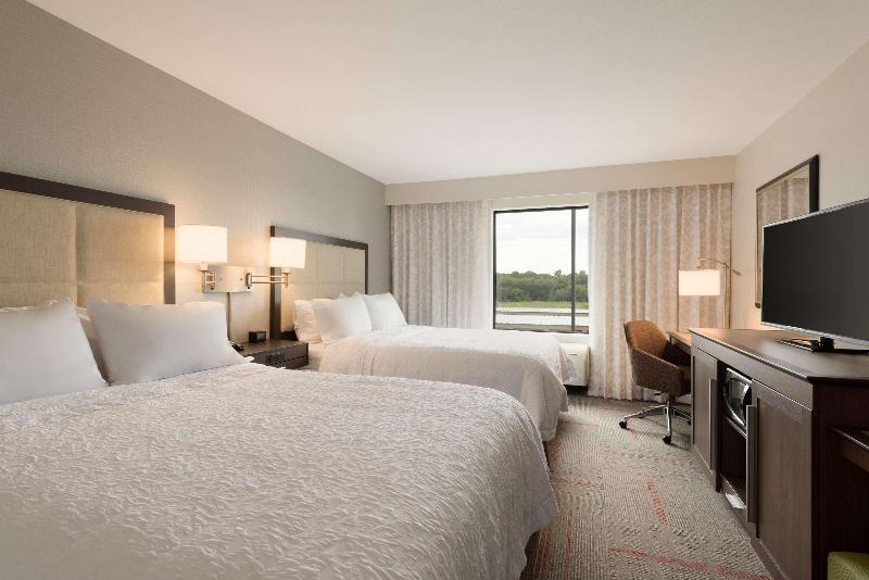 Hampton Inn & Suites Kenosha image