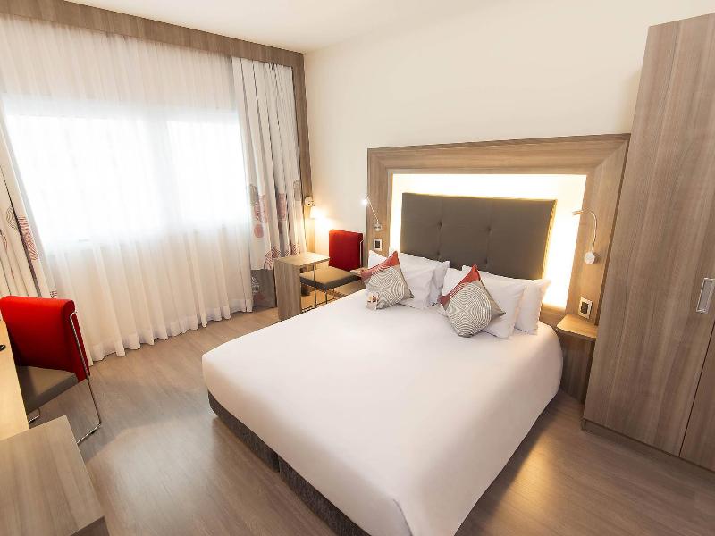 DOUBLE WITH DOUBLE BED