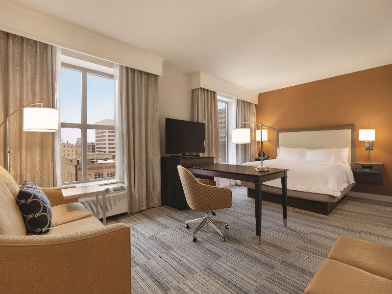 Hampton Inn & Suites Roanoke-Downtown image