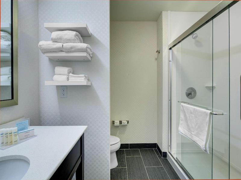 Hampton Inn & Suites Roanoke-Downtown image