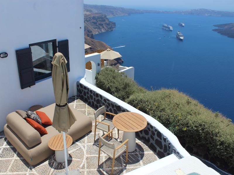 DOUBLE WITH DOUBLE BED
