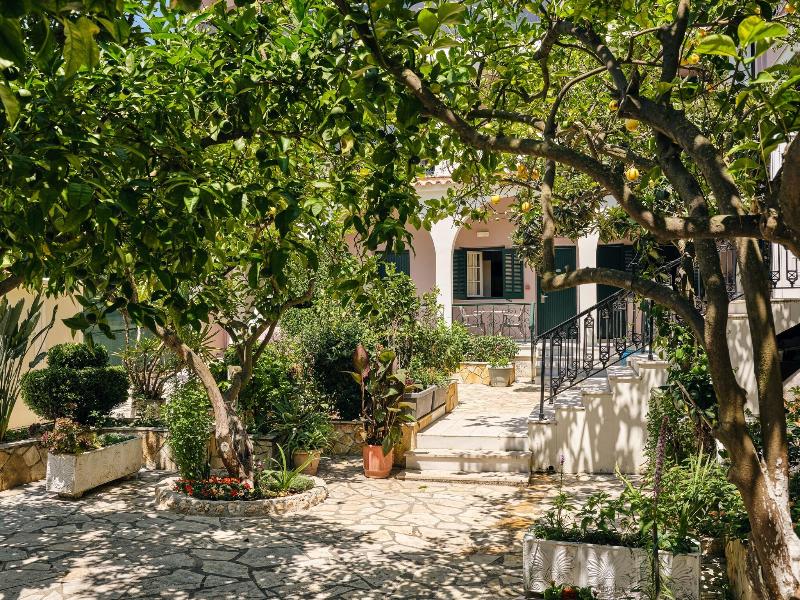 Alamis Apartments