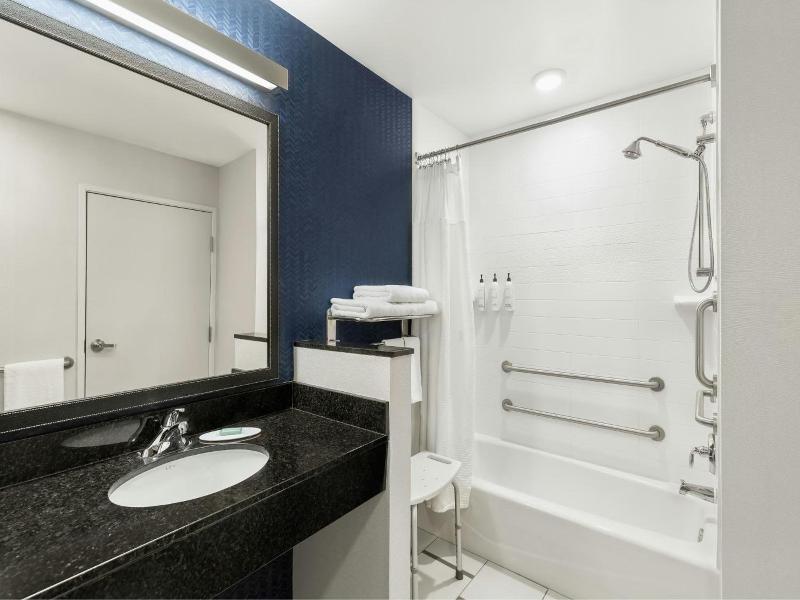 Fairfield Inn & Suites St. Paul Northeast image