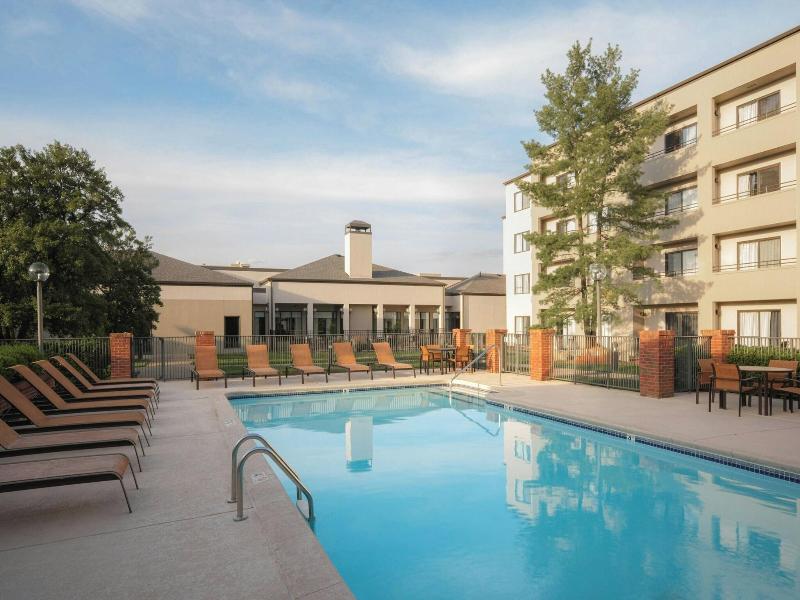Courtyard Louisville East image