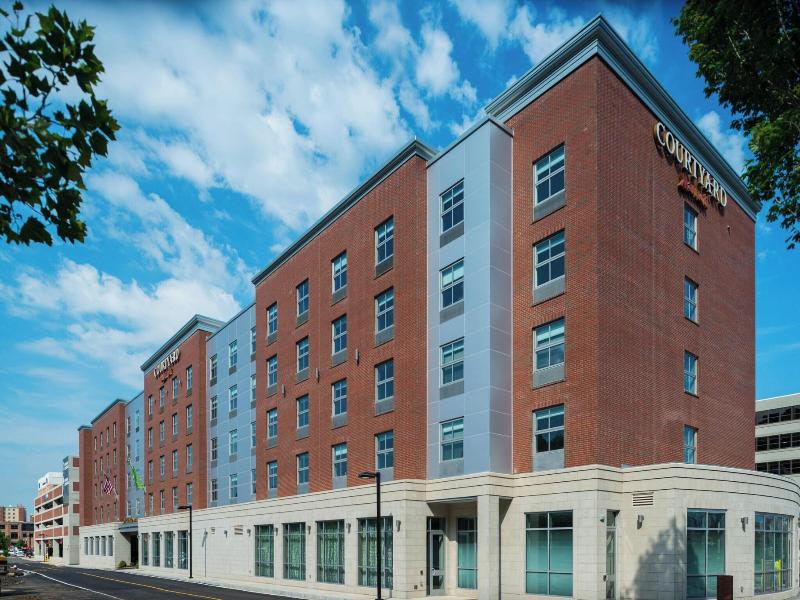 Courtyard by Marriott Edgewater NYC Area image