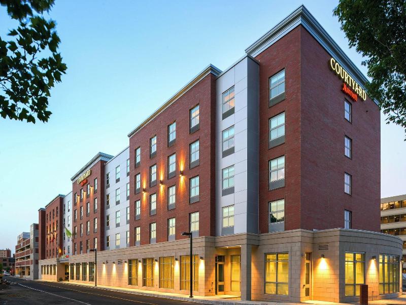 Courtyard by Marriott Edgewater NYC Area image