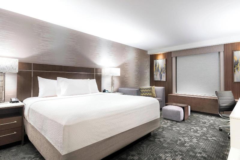 Courtyard by Marriott Edgewater NYC Area image