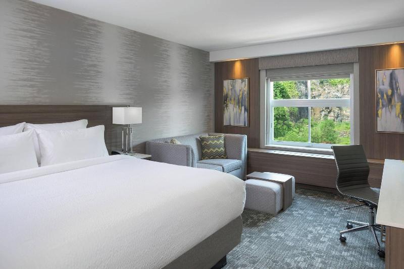 Courtyard by Marriott Edgewater NYC Area image