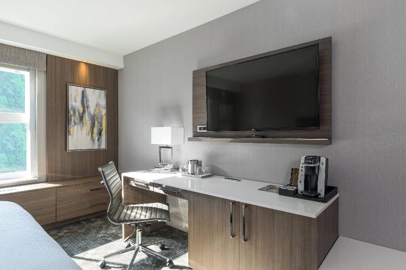 Courtyard by Marriott Edgewater NYC Area image