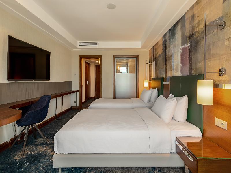 Doubletree By Hilton Van image