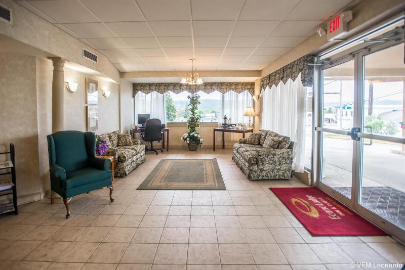 Econo Lodge Inn & Suites Shamokin Dam image