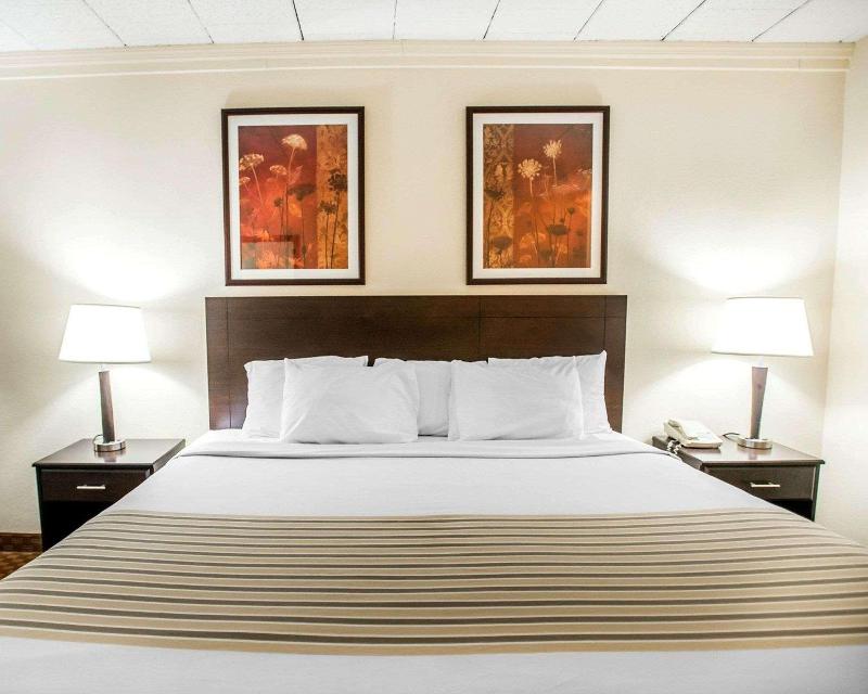 Econo Lodge Inn & Suites Shamokin Dam image
