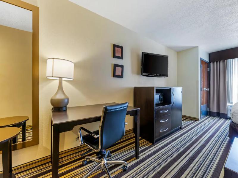 Comfort Inn & Suites Triadelphia - Wheeling image