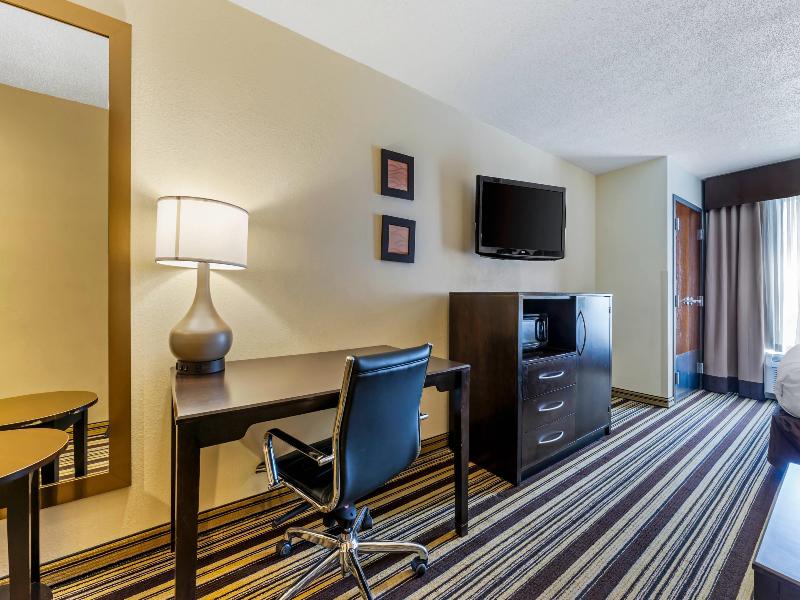 Comfort Inn & Suites Triadelphia - Wheeling image
