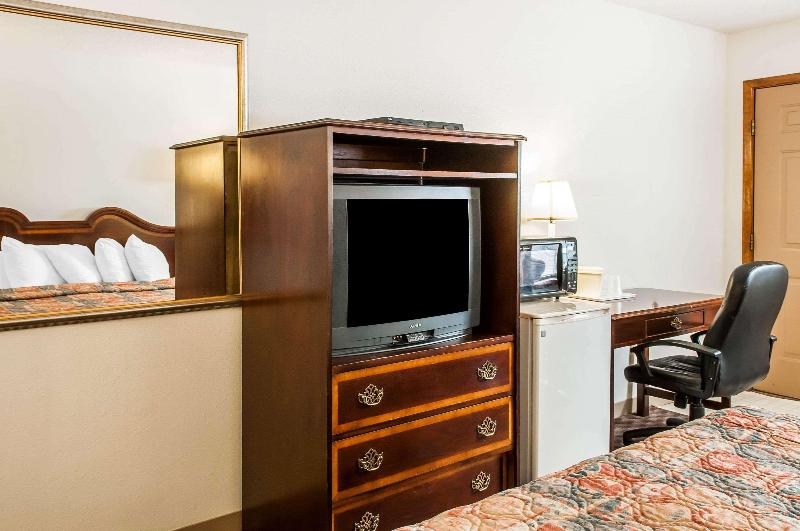 Econo Lodge Eagle Nest image