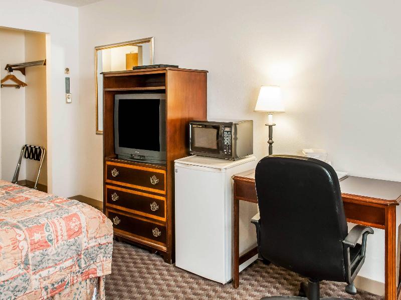 Econo Lodge Eagle Nest image 10