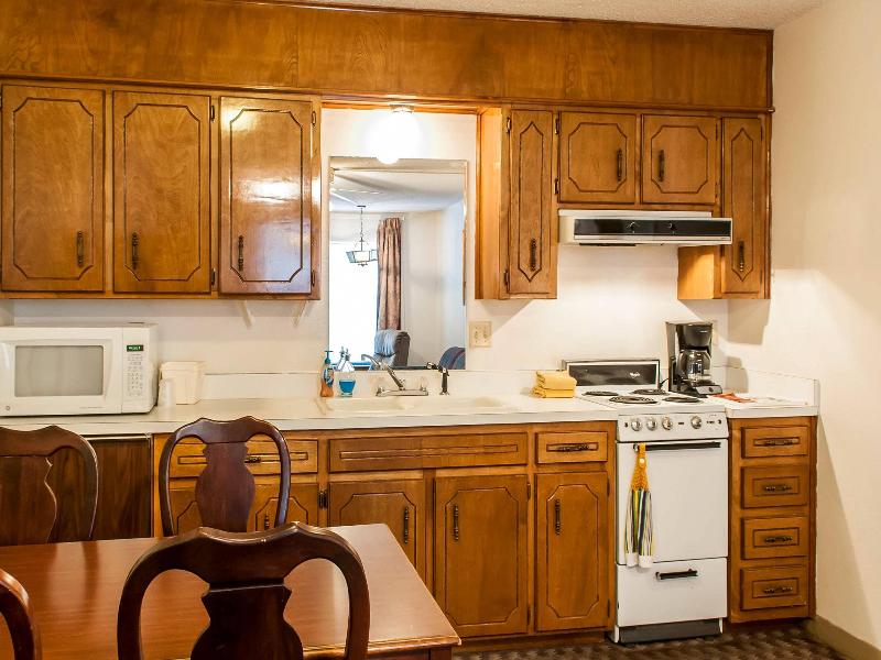 Econo Lodge Eagle Nest image