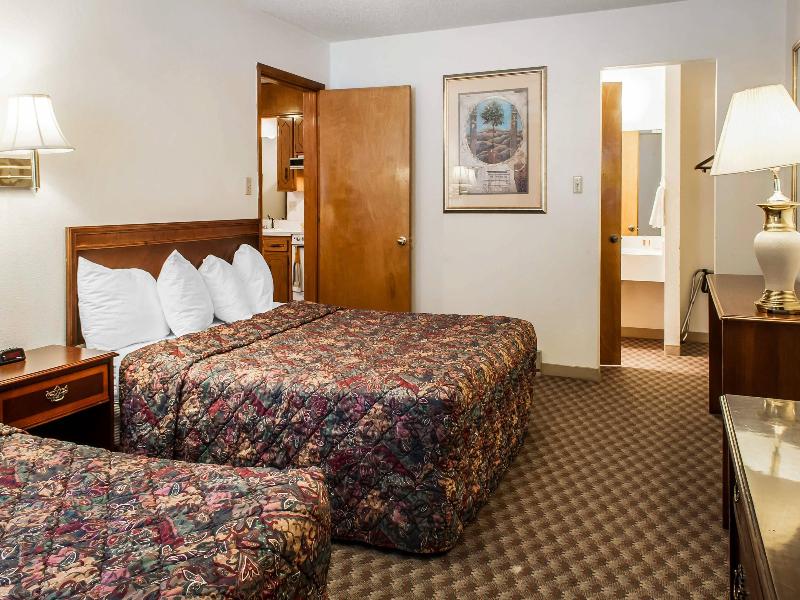 Econo Lodge Eagle Nest image