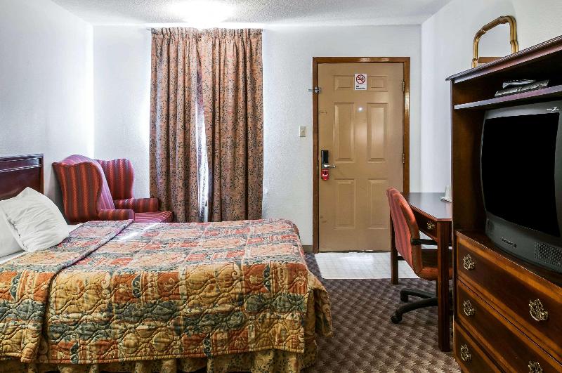 Econo Lodge Eagle Nest image