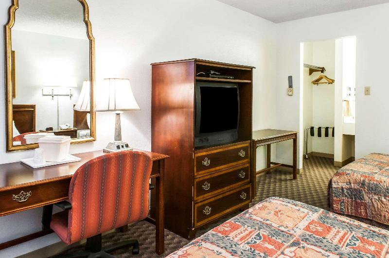 Econo Lodge Eagle Nest image 8