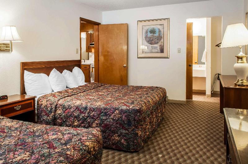 Econo Lodge Eagle Nest image 7