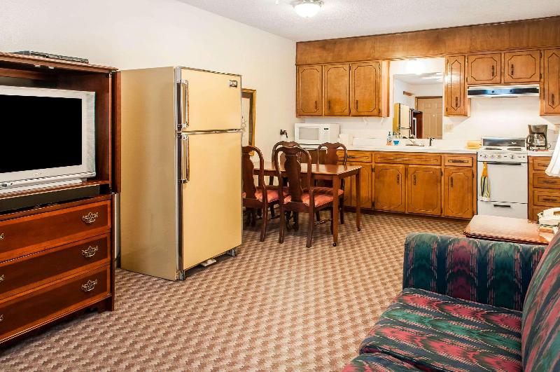 Econo Lodge Eagle Nest image 5