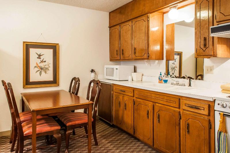 Econo Lodge Eagle Nest image