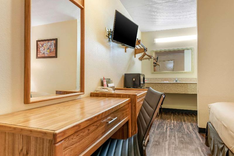 Rodeway Inn Jeffersonville image