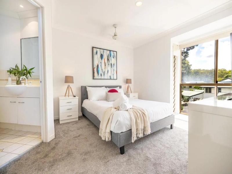 Byron Lakeside Holiday Apartments image