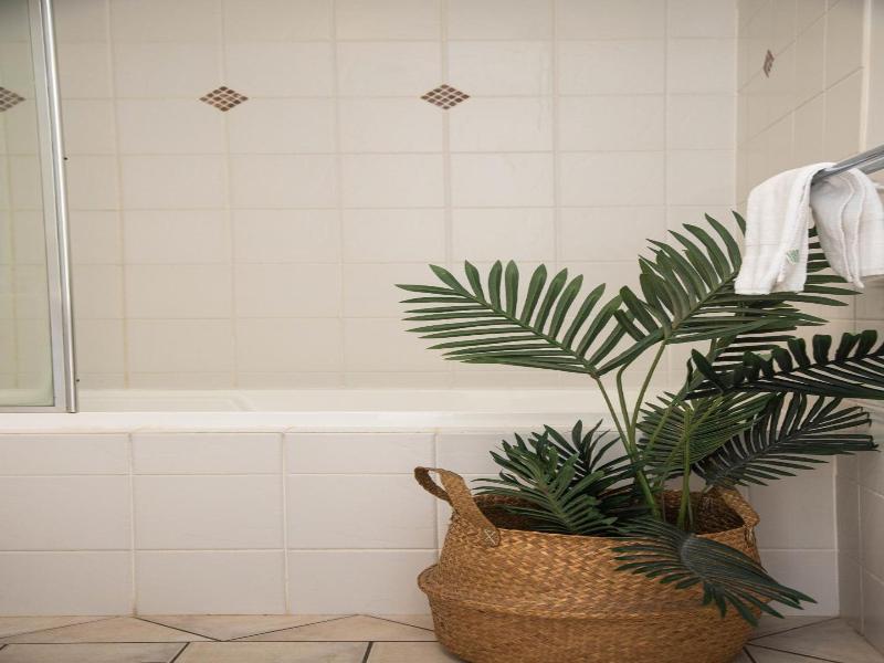 Byron Lakeside Holiday Apartments image