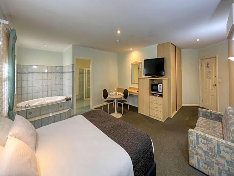 Charles Rasp Motor Inn and Cottages image