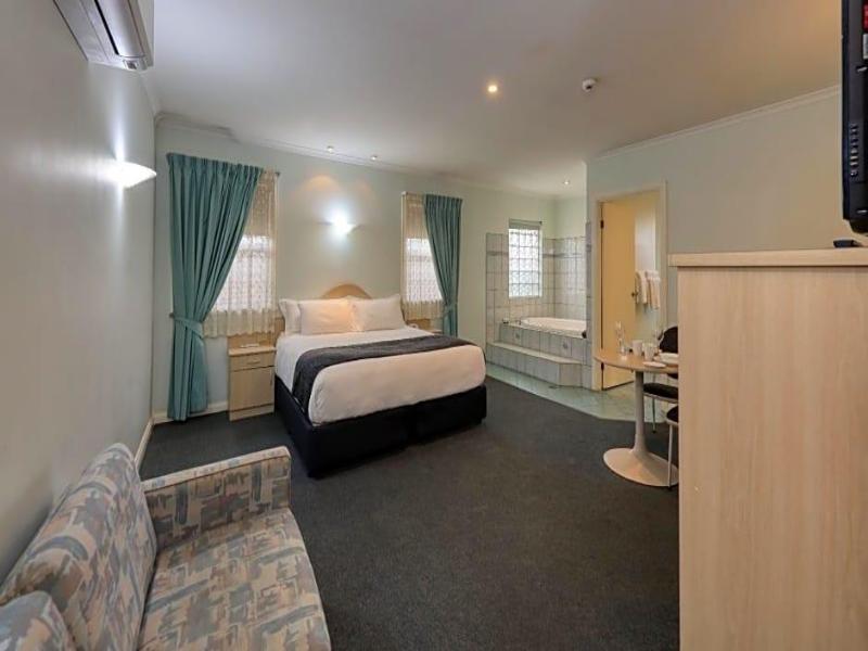 Charles Rasp Motor Inn and Cottages image