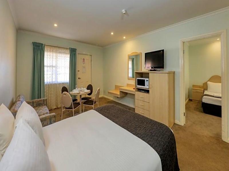 Charles Rasp Motor Inn and Cottages image