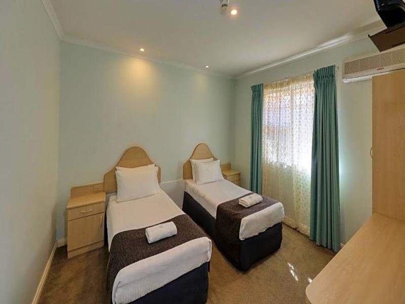 Charles Rasp Motor Inn and Cottages image