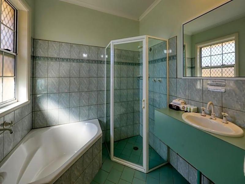 Charles Rasp Motor Inn and Cottages image
