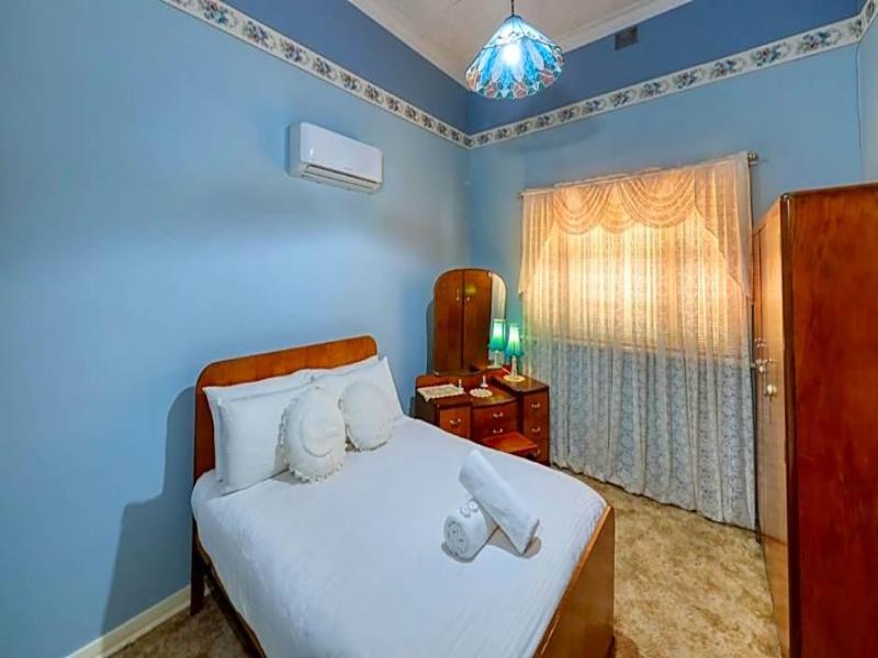 Charles Rasp Motor Inn and Cottages image