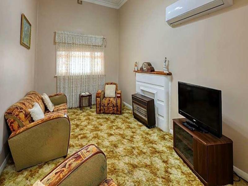 Charles Rasp Motor Inn and Cottages image