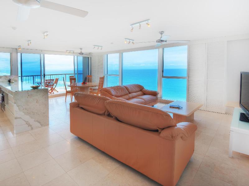 Golden Sands Holiday Apartments image