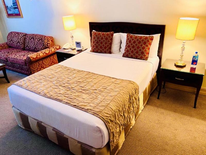 Royal Albert Apartments Hotel image